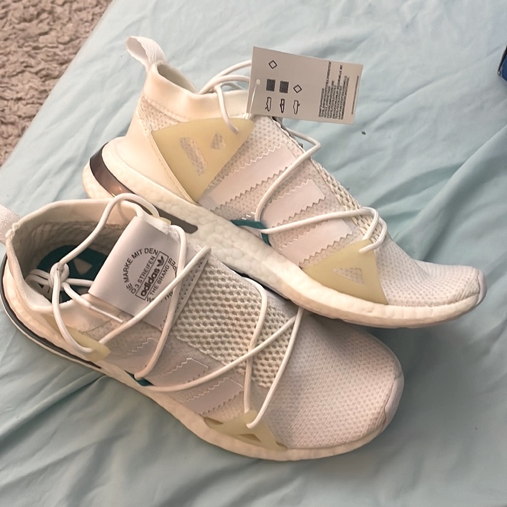 NEW Adidas Arkyn, size 8 white